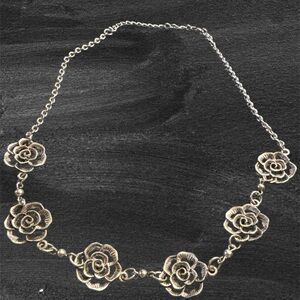 Elegant Silver Floral Necklace